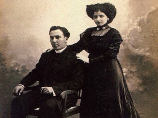 Antonio Machado conoce a Leonor izquierdo, su futura esposa.