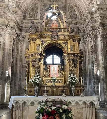 Entra como cantor, y luego, salmista y organista en la capilla de Oviedo