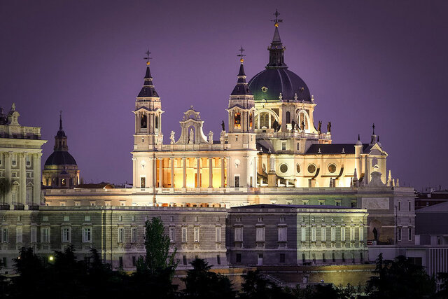 Llega a Madrid siendo alumno de José Lindán y la Condesa Benavente