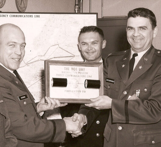 Direkte telefonforbindelse ("hotline") mellom Washington og Moskva opprettes.