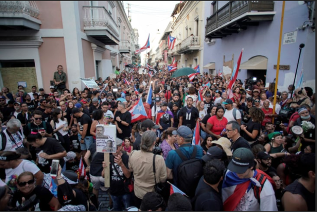 La protesta activa puertorriqueña durante 11 días y con éxito llamó a la renuncia del gobernador Ricardo Rosselló (PNP). Los activistas habían estado pidiendo rendición de cuentas con respecto a la deuda pública y fondos federales después del huracán.