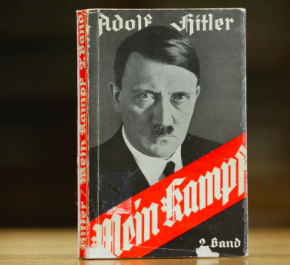 Hitler publica "Mein Kamph"
