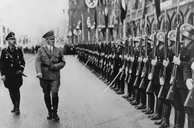 HITLER RESTABLECE EL SISTEMA MILITAR OBLIGATORIO