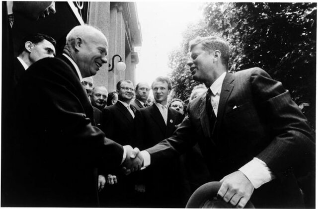 CARACTERÍSTICAS DE LA GUERRA FRÍA (LA POLÍTICA DEL "BORDE DEL ABISMO")