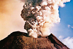 Erupción de gases volcán Nevado del Ruiz.