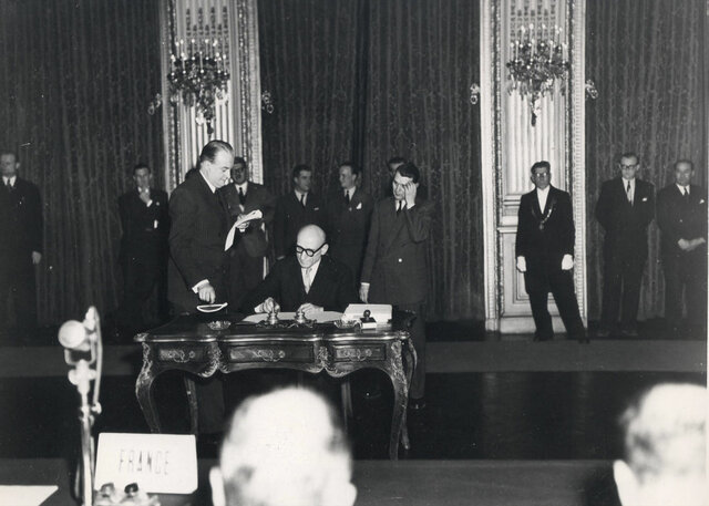 1951 -> EVROPSKA SKUPNOST ZA PREMOG IN JEKLO