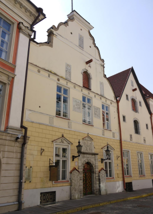 Mustpeade Maja, Arent Passer