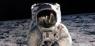 PRIMER ÉSSER HUMÀ EN TREPITJAR LA LLUNA