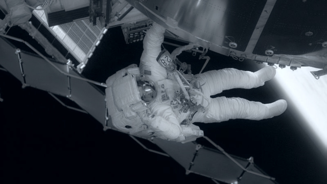 Aleksei Leónov realitza el primer passeig espacial