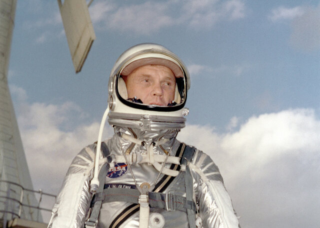 John Glenn recorre l’òrbita terrestre