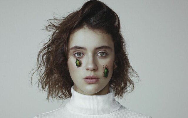 À PEU PRÈS - POMME