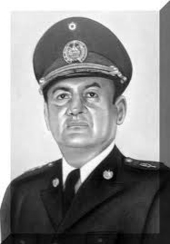 General Carlos Humberto RomeroPresidente de la República de El Salvador:desde 1ero de Julio de 1977Derrocado el 15 de octubre de 1979 por una Junta Revolucionaria(SALVADOREÑO)
