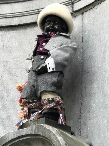 Brüsselis asuv skulptuur, mida on ka pandud riidesse.