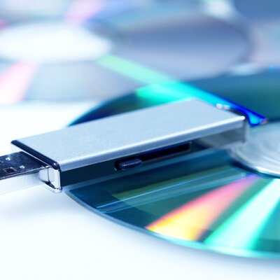 Timeline: diversos dispositivos de almacenamiento de información de forma física