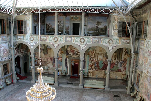 Lorenzo de' Medici, zio del granduca Ferdinando II commissiona al Volterrano un ciclo di affreschi che celebra la dinastia