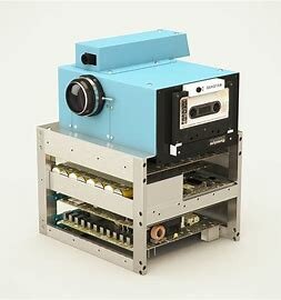Kodak anuncia la primera cámara digital.