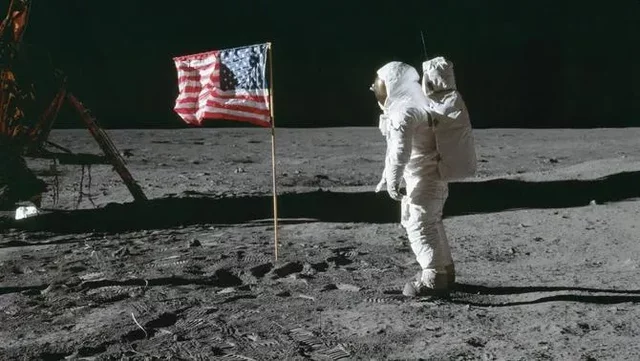 Armstrong, Aldrin i Collins arriben a la Lluna a bord de l'Apolo XI