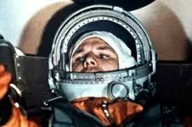 Yuri Gagarin orbita al voltant de la Terra a bord del Vostok