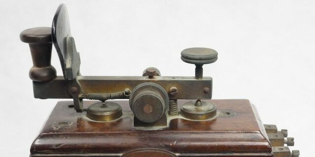Samuel Morse inventa el código Morse y el telégrafo