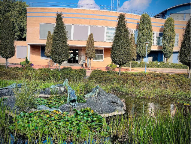 Najadengroep door Elisabet Stienstra bij het Gemeentehuis Wierden.