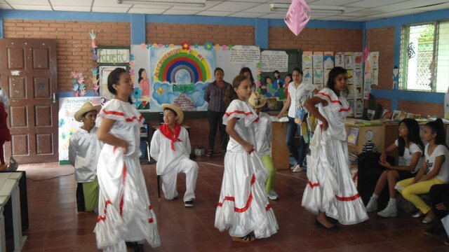Fomento de intercambios culturales y proyectos colaborativos entre escuelas de diferentes comunidades étnicas.