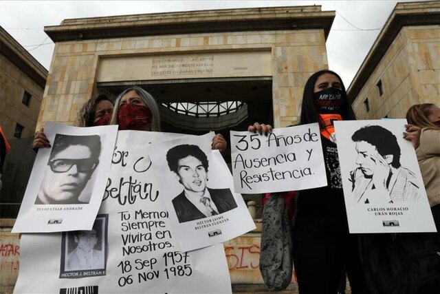 Familiares de víctimas de desaparición del Palacio de Justicia.