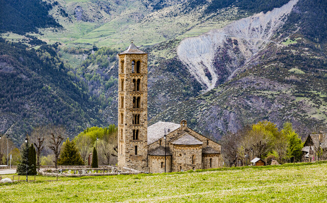 CARACTERÍSTIQUES D'UNA ESGLÉSIA D'ESTIL ROMÀNIC