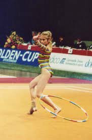 En las Olimpieadas de 1984 en los Angeles, la gimnasia rítmica, en modalidad individual comienza a competir