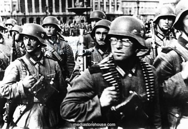 German soldiers march to Paris.