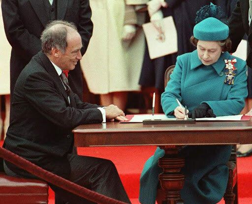 Le Premier ministre Trudeau et la Reine signent la loi sur le Canada, établissant ainsi la pleine souveraineté du pays