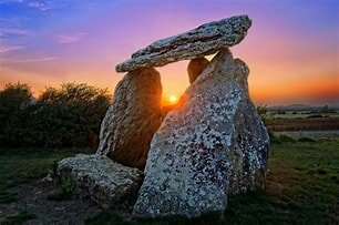DOLMEN MONUMENTO MEGALITICO NEOLÍTICO