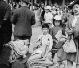 Les Canadiens d’origine japonaise sont internés pendant la Seconde Guerre mondiale.