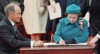 Trudeau et la Reine signent sur le Canada,  établissant ainsi la pleine souveraineté du pays.