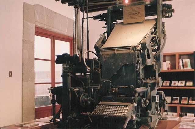 inventa la primera máquina de tipografía