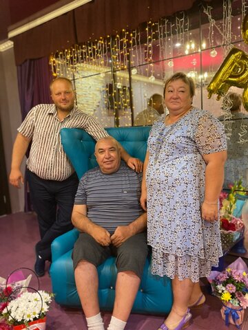 Юбилей свекрови, муж с родителями