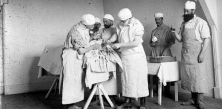 LOS POCOS MEDICOS QUE HABÍAN  SON PERSEGUIDOS Y OTROS ENCERRADOS