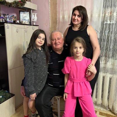 Timeline: Это наш дедушка. Папа моей мамы! И всё самое интересное и важное, всё о самом главном рассказывает нам он! Иногда вечерами, мы часами сидим возле дедушки, слушая рассказы о разных события из его жизни и жизни его дедушки и бабушки❣️