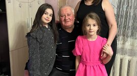 Timeline: Это наш дедушка. Папа моей мамы! И всё самое интересное и важное, всё о самом главном рассказывает нам он! Иногда вечерами, мы часами сидим возле дедушки, слушая рассказы о разных события из его жизни и жизни его дедушки и бабушки❣️