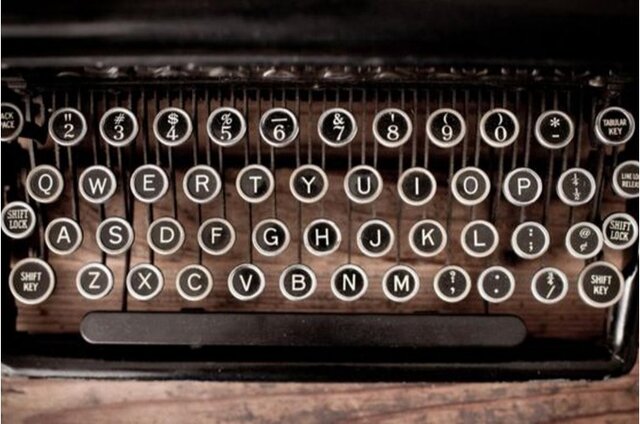 Introducción de la tecla Shift en las máquinas de escribir