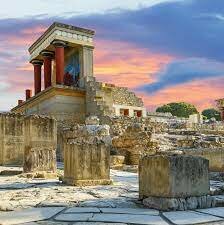 Minoan civilization develops