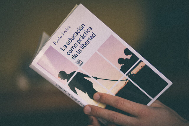 Paulo Freire publica "La educación como práctica de la libertad".
