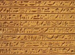 Jeroglíficos egipcios. Combinan la representación gráfica (dibujos) con la representación lingüística (Ideogramas), usan el papiro.