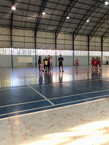 Dia 24 de maio, brincadeira de arremesso de bola