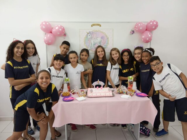 Tive uma festa surpresa na escola.