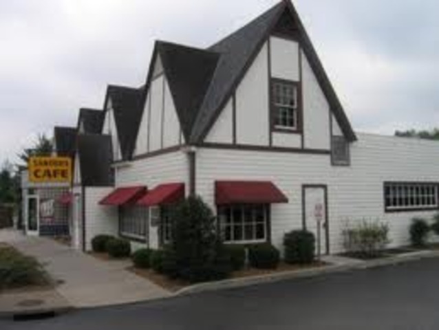 Sanders Court & Café