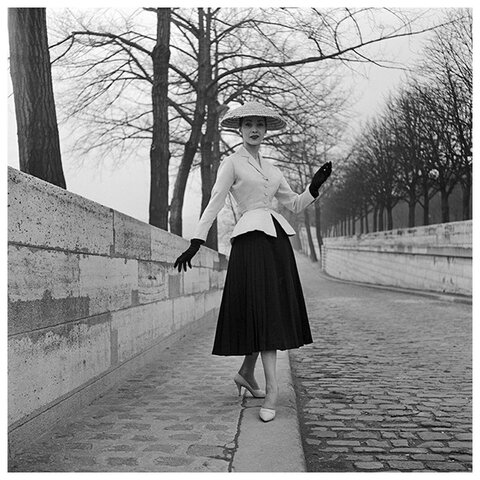 1947: Christian Dior devela el ‘Nuevo Look’.