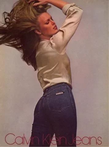 1976: Calvin Klein es el primer diseñador en mostrar jeans en las pasarelas