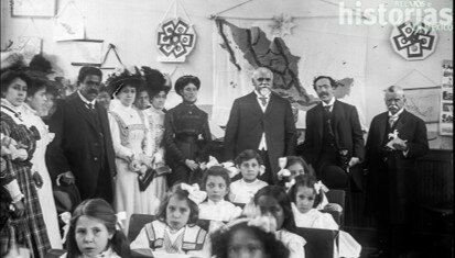 Se proporciona vestido y alimento a los alumnos