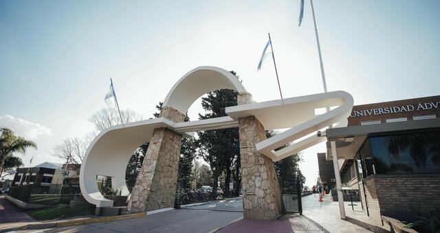 Se establece como Universidad