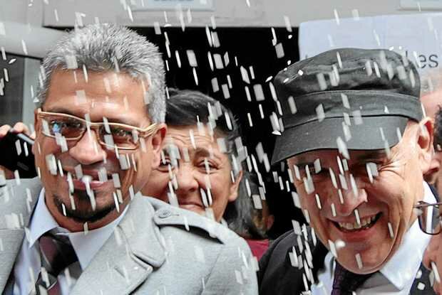 La primera pareja Homosexual reconocida legalmente en Colombia.